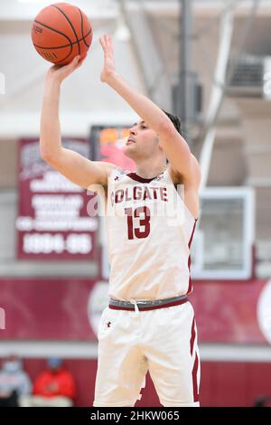 2 febbraio 2022: La guardia Colgate Raiders Jack Ferguson (13) spara la palla contro il Bucknell Bison durante la seconda metà di una partita di basket dell'NCAA College il mercoledì, 2 febbraio 2022, A Cotterell Court ad Hamilton, New York. Colgate sconfisse Bucknell 83-69. Rich Barnes/CSM Foto Stock