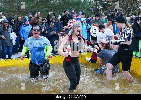 Lewisburg, Stati Uniti. 05th Feb 2022. La gente partecipa all'annuale lewisburg Polar Bear Plunge. I proventi dell'evento si avvalgono dei quartieri di Lewisburg, che si adopera per rivitalizzare il centro di Lewisburg. Credit: SOPA Images Limited/Alamy Live News Foto Stock