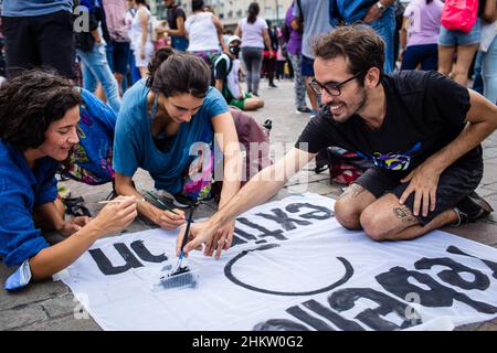 Gli attivisti hanno visto dipingere i loro poster contro l'estrazione e lo sfruttamento del petrolio durante la dimostrazione. Le organizzazioni socio-ambientali hanno tenuto una marcia ambientale dall'Obelisco alla Plaza de Mayo nel quadro del 'Oceanazo' globale in difesa dei mari e degli oceani. L'azione svolta nella città di Buenos Aires, si aggiunge alle molteplici proteste, contro il mega sfruttamento del mare da parte delle multinazionali petrolifere. Credit: SOPA Images Limited/Alamy Live News Foto Stock