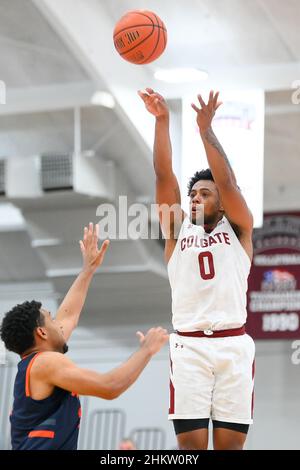 Febbraio 2, 2022: Colgate Raiders Guard Nelly Cummings (0) spara la palla contro il Bucknell Bison durante la seconda metà di una partita di basket NCAA college, mercoledì, 2 febbraio 2022, A Cotterell Court ad Hamilton, New York. Colgate sconfisse Bucknell 83-69. Rich Barnes/CSM Foto Stock