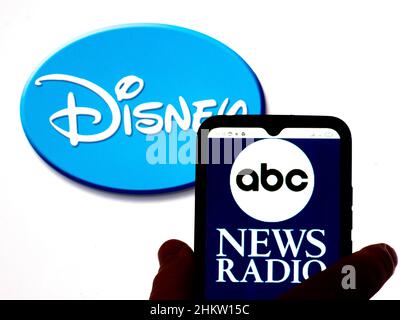 In questa figura, il logo ABC News radio viene visualizzato sullo schermo di uno smartphone con il logo Disney sullo sfondo Foto Stock