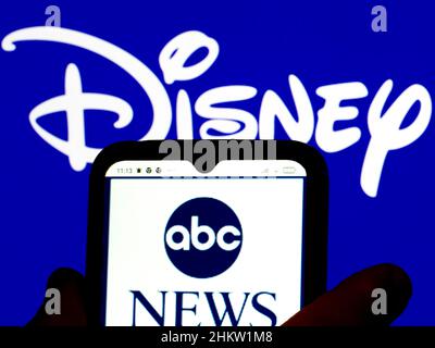 Ucraina. 05th Feb 2022. In questa foto, il logo ABC News viene visualizzato sullo schermo di uno smartphone con il logo Disney sullo sfondo (Photo by Igor Golovniov/SOPA Images/Sipa USA) Credit: Sipa USA/Alamy Live News Foto Stock