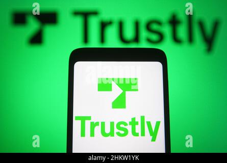 Ucraina. 5th Feb 2022. In questa figura, sullo schermo di uno smartphone e di un computer viene visualizzato il logo Trustly Group. (Credit Image: © Pavlo Gonchar/SOPA Images via ZUMA Press Wire) Foto Stock