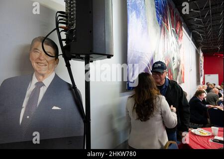 Marietta, Georgia, Stati Uniti. 5th Feb 2022. Un taglio di cartone sbiadito e piegato dell'ex presidente Ronald Reagan si trova in un angolo di un incontro mensile del partito repubblicano della contea di Cobb in Georgia dove i membri socializzano e ascoltano i candidati per le prossime elezioni di medio termine in Georgia. (Credit Image: © Robin Rayne/ZUMA Press Wire) Foto Stock