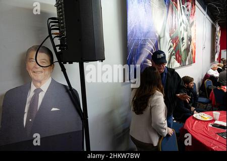 Marietta, Georgia, Stati Uniti. 5th Feb 2022. Un taglio di cartone sbiadito e piegato dell'ex presidente Ronald Reagan si trova in un angolo di un incontro mensile del partito repubblicano della contea di Cobb in Georgia dove i membri socializzano e ascoltano i candidati per le prossime elezioni di medio termine in Georgia. (Credit Image: © Robin Rayne/ZUMA Press Wire) Foto Stock