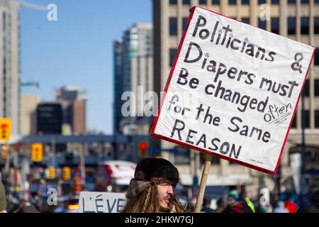 Un manifestante ha un segnale vicino alle proteste di Ottawa contro i mandati delle maschere, i vaccini e qualsiasi altra cosa suggerita dal governo. Foto Stock