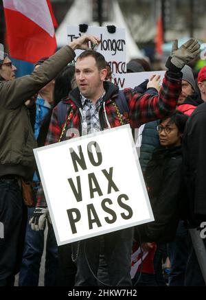 Vancouver, Canada. 5th Feb 2022. Un uomo porta un segno durante un convoglio di camionisti contrari al mandato di vaccino COVID-19 nel centro di Vancouver, Canada, 5 febbraio 2022. In solidarietà con i manifestanti nel centro di Ottawa, i sostenitori del vaccino anti COVID-19 e le restrizioni a Vancouver hanno partecipato a convogli di veicoli e raduni protestando contro il mandato vaccinale del governo canadese per i lavoratori essenziali che attraversano il confine tra Canada e Stati Uniti. Credit: Liang Sen/Xinhua/Alamy Live News Foto Stock