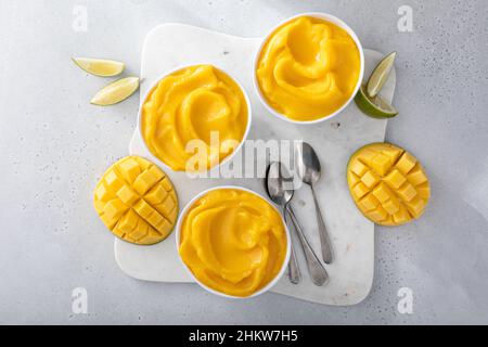 Gelato al mango o panna, dessert al mango congelato Foto Stock