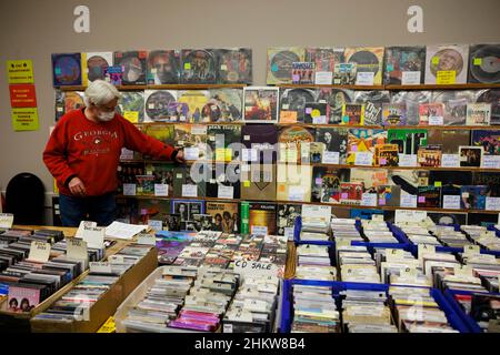 BLOOMINGTON, STATI UNITI D'AMERICA - 2022/02/05: Visualizzazione di dischi, cd e DVD musicali in vendita all'annuale Music Expo 3rd al Monroe County Convention Center di Bloomington 5 febbraio 2022, a Bloomington, Ind. (Foto di Jeremy Hogan/The Bloomingtonian) Foto Stock