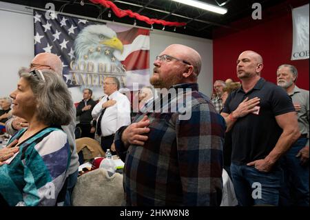 Marietta, Georgia, Stati Uniti. 5th Feb 2022. I membri del partito repubblicano della contea di Cobb in Georgia recitano l'impegno di Allegiance in una riunione mensile per socializzare e ascoltare i candidati per le prossime elezioni di metà mandato. (Credit Image: © Robin Rayne/ZUMA Press Wire) Foto Stock