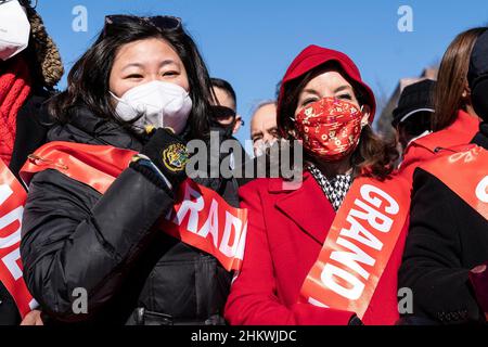 Il Congresso Grace Meng e il Governatore Kathy Hochul partecipano alla sfilata di Capodanno a Flushing Chinatown. Alla Parade hanno partecipato molti funzionari eletti, tra cui il Governatore Kathy Hochul, il Governatore Luogotenente Brian Benjamin, il Procuratore Generale dello Stato Letitia James, il Comptroller dello Stato Thomas DiNapoli, il Senatore Charles Schumer, il Congresswoman Grace Meng e altri. La sfilata è stata organizzata dalla Flushing Chinese Business Association (FCBA). La strada principale è stata decorata con centinaia di bandiere nazionali cinesi. (Foto di Lev Radin/Pacific Press) Foto Stock