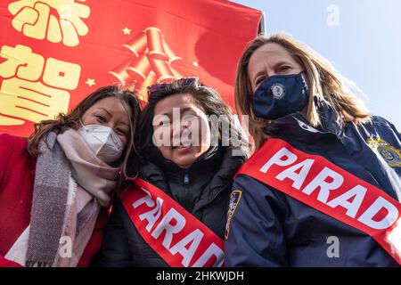 Il congressuale Grace Meng (C) e il Queens da Melinda Katz (R) partecipano alla sfilata di Capodanno a Flushing Chinatown. Alla Parade hanno partecipato molti funzionari eletti, tra cui il Governatore Kathy Hochul, il Governatore Luogotenente Brian Benjamin, il Procuratore Generale dello Stato Letitia James, il Comptroller dello Stato Thomas DiNapoli, il Senatore Charles Schumer, il Congresswoman Grace Meng e altri. La sfilata è stata organizzata dalla Flushing Chinese Business Association (FCBA). La strada principale è stata decorata con centinaia di bandiere nazionali cinesi. (Foto di Lev Radin/Pacific Press) Foto Stock