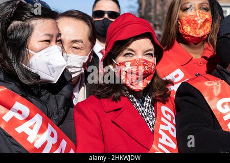 Il Congresso Grace Meng e il Governatore Kathy Hochul partecipano alla sfilata di Capodanno a Flushing Chinatown. Alla Parade hanno partecipato molti funzionari eletti, tra cui il Governatore Kathy Hochul, il Governatore Luogotenente Brian Benjamin, il Procuratore Generale dello Stato Letitia James, il Comptroller dello Stato Thomas DiNapoli, il Senatore Charles Schumer, il Congresswoman Grace Meng e altri. La sfilata è stata organizzata dalla Flushing Chinese Business Association (FCBA). La strada principale è stata decorata con centinaia di bandiere nazionali cinesi. (Foto di Lev Radin/Pacific Press) Foto Stock