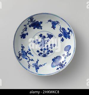 Arte ispirata da piatto di Saucer con blu polvere, fiori spray, simboli propiziosi e oggetti preziosi, Saucer di porcellana con pareti arrotondate, dipinto in blu sottobosco con poudré bleu. Sul piatto un medaglione con ramo di peonia; sul muro un prunus, crisanthemum, peonia e camelia, opere classiche modernizzate da Artotop con un tuffo di modernità. Forme, colore e valore, impatto visivo accattivante sulle emozioni artistiche attraverso la libertà delle opere d'arte in modo contemporaneo. Un messaggio senza tempo che persegue una nuova direzione selvaggiamente creativa. Artisti che si rivolgono al supporto digitale e creano l'NFT Artotop Foto Stock