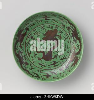 Arte ispirata da piatto di Saucer con perle che inseguono draghi contro un terreno verde, Saucer di porcellana con parete rotonda, dipinto in blu underglaze e su verde biscotto e melanzane. Il piatto è coperto da uno smalto verde con perla in riserva che inseguono draghi e fiamme a cinque-clawed. Segnata su, opere classiche modernizzate da Artotop con un tuffo di modernità. Forme, colore e valore, impatto visivo accattivante sulle emozioni artistiche attraverso la libertà delle opere d'arte in modo contemporaneo. Un messaggio senza tempo che persegue una nuova direzione selvaggiamente creativa. Artisti che si rivolgono al supporto digitale e creano l'NFT Artotop Foto Stock