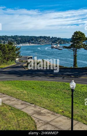 Affacciato sulla baia di Yaquina dal ponte di Newport in Oregon, USA Foto Stock