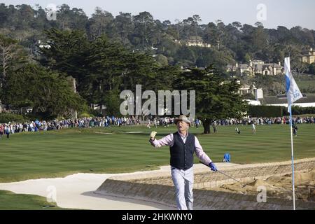 Pebble Beach, Stati Uniti. 05th Feb 2022. Bill Murray si stacca sul green 18th durante il terzo round dell'EVENTO DI golf AT&T Pro-Am PGA Tour a Pebble Beach Links, Monterey Peninsula, California, USA Credit: Motofoto/Alamy Live News Foto Stock