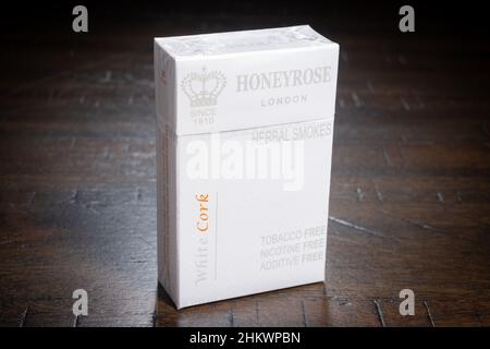 SAINT CLOUD, MINNESOTA - 5 FEBBRAIO, 2022: Un pacchetto di sigarette a base di erbe Honeyrose Brand siede su un tavolo di legno. Foto Stock