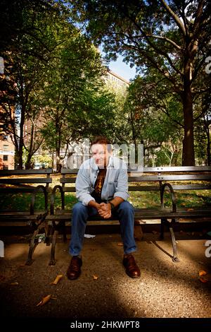 Lawrence Wright, scrittore, giornalista, sceneggiatore e drammaturgo, fotografato a Washington Square Park a New York il 14 ottobre 2008. Wright, uno scrittore dello staff del The New Yorker dal 1992, è noto per opere tra cui *The Looming Tower: Al-Qaeda e The Road to 9/11*, che ha vinto il Premio Pulitzer per la saggistica generale nel 2007. A partire dal 2025, Wright rimane uno scrittore dello staff di *The New Yorker*. Il suo libro più recente, *The Plague Year*, amplia la sua relazione sulla pandemia di COVID-19. Foto Stock