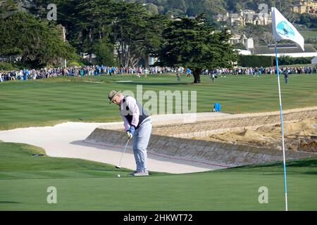 Pebble Beach, Stati Uniti. 05th Feb 2022. Bill Murray si stacca sul green 18th durante il terzo round dell'EVENTO DI golf AT&T Pro-Am PGA Tour a Pebble Beach Links, Monterey Peninsula, California, USA Credit: Motofoto/Alamy Live News Foto Stock