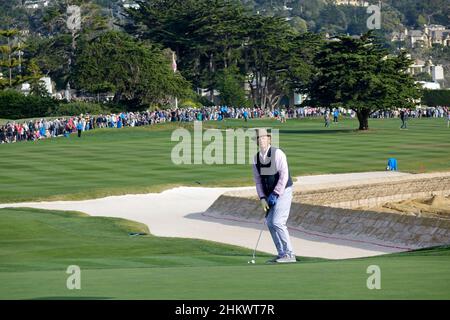 Pebble Beach, Stati Uniti. 05th Feb 2022. Bill Murray si prepara a mettere sul green 18th durante il terzo round dell'AT&T Pro-Am PGA Tour evento di golf a Pebble Beach Links, Monterey Peninsula, California, USA Credit: Motofoto/Alamy Live News Foto Stock