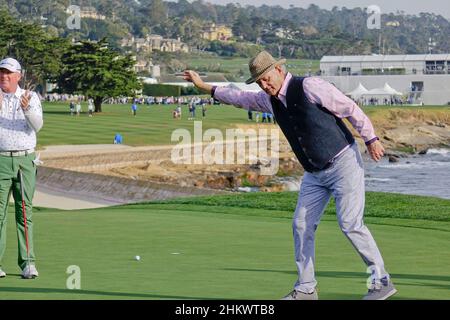 Pebble Beach, Stati Uniti. 05th Feb 2022. Bill Murray si impegna con i fan sul green 18th durante il terzo round dell'AT&T Pro-Am PGA Tour evento di golf a Pebble Beach Links, Monterey Peninsula, California, USA Credit: Motofoto/Alamy Live News Foto Stock