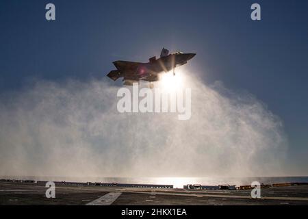 Un F-35B Lightning II, assegnato a Marine Fighter Attack Squadron (VMFA) 122, si prepara a sbarcare a bordo dell'isola USS Makin durante le operazioni di addestramento di routine nell'Oceano Pacifico 2 febbraio 2022. In preparazione del loro prossimo dispiegamento con la 13th Marine Expeditionary Unit (MEU) e Makin Island Amphibious Ready Group, F-35Bs da VMFA-122 volò a bordo di Makin Island mentre era in corso con elementi del MEU 13th imbarcato. (STATI UNITI Foto del corpo marino di CPL. Cotogna bisarda) Foto Stock