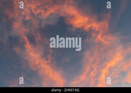 Febbraio 5, 2022: La luna crescente durante lo spettacolare tramonto arancione e rosa a San Diego, California, Sabato, Febbraio 5th, 2022 (Credit Image: © Rishi Deka/ZUMA Press Wire) Foto Stock