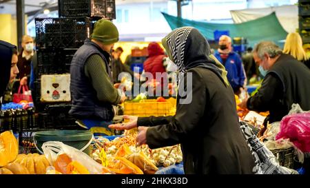 Izmir, Izmir, Turchia. 3rd Feb 2022. L'Istituto statistico turco ha annunciato che il tasso annuo ufficiale di inflazione al consumo è del 48,69 per cento. Nel frattempo, secondo i calcoli del Gruppo di ricerca sull'inflazione, composto da economisti indipendenti, ha annunciato il tasso annuale di inflazione al consumo come 114,87 per cento. (Credit Image: © DIL Toffolo/Pacific Press via ZUMA Press Wire) Foto Stock