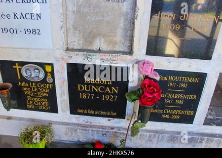 Parigi, Francia - 01 gennaio 2022: Al cimitero di Pere Lachaise, il più grande cimitero di Parigi, si trova il luogo di sepoltura della famosa ballerina Isadora Duncan Foto Stock