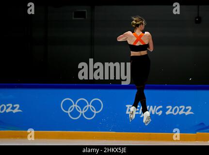 Pechino, Cina. 06th Feb 2022. PECHINO, CINA - FEBBRAIO 6: Figura Skater Lindsay van Zundert durante l'allenamento durante i Giochi Olimpici di Pechino 2022 al Capitol Indoor Stadium il 6 febbraio 2022 a Pechino, Cina (Foto di Iris van den Broek/Orange Pictures) NOCNSF Credit: Orange Pics BV/Alamy Live News Foto Stock