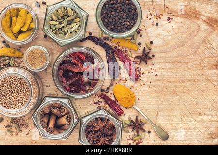 Spezie aromatiche in Jars con un filtro d'annata Foto Stock