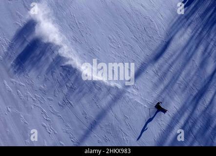 Pechino, Cina. 06th Feb 2022. Un concorrente si allena sul corso Giant Slalom presso il centro nazionale di sci alpino di Yanqing, sede degli eventi alpini alle Olimpiadi invernali di Pechino il 6 febbraio 2022. Foto di Rick T. Wilking/UPI Credit: UPI/Alamy Live News Foto Stock