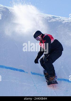 Zhangjiakou, la provincia cinese di Hebei. 6th Feb 2022. Su Yiming della Cina compete durante la partita di qualificazione maschile per lo snowboard slopestyle al Genting Snow Park di Zhangjiakou, nella provincia di Hebei della Cina settentrionale, il 6 febbraio 2022. Credit: Xue Yubin/Xinhua/Alamy Live News Foto Stock