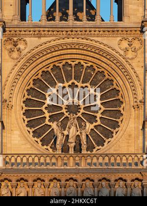 PARIGI, FRANCIA - 02 AGOSTO 2018: Vista esterna della finestra rotonda sulla facciata anteriore della Cattedrale di Notre Dame Foto Stock