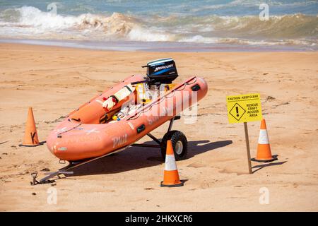 Sydney, surf salvataggio barca dinghy sulla spiaggia in area di accesso del mestiere di salvataggio segnato con Cones, Avalon Beach, Australia Foto Stock