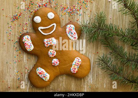 Biscotto di pan di zenzero decorato al forno su sfondo di legno Foto Stock