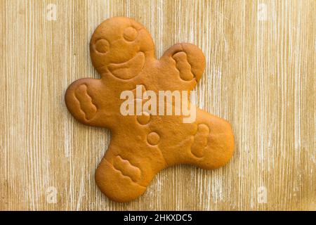 Biscotto di pan di zenzero cotto su sfondo di legno Foto Stock