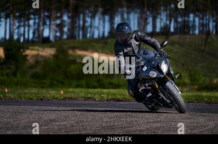 11-05-2021 riga, Lettonia motociclista a giri in bici da strada asfaltata vuota. moto sportivo. Gara MotoGP. Superbike. Moto da corsa. Moto Foto Stock