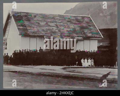 Arte ispirata dalla foto di gruppo di soldati, Un grande gruppo di soldati della KNIL che posano di fronte a una casa. Al centro della prima fila alcuni alti ufficiali con pennacchi bianchi sul casco e quattro donne. Lo stesso gruppo come nelle foto della cerimonia di giuramento. Inserita foto, opere classiche modernizzate da Artotop con un tuffo di modernità. Forme, colore e valore, impatto visivo accattivante sulle emozioni artistiche attraverso la libertà delle opere d'arte in modo contemporaneo. Un messaggio senza tempo che persegue una nuova direzione selvaggiamente creativa. Artisti che si rivolgono al supporto digitale e creano l'NFT Artotop Foto Stock