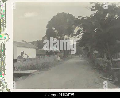 Arte ispirata da Vista in un villaggio, Vista di una strada in un villaggio con case su entrambi i lati, in distanza un lampione. Fotografia nell'album fotografico sull'estrazione dell'olio in Borneo della Royal Dutch Petroleum Company (KNPM) negli anni 1903-1907., Kalimantan, 1903 - 1907, paper, opere classiche modernizzate da Artotop con un tuffo di modernità. Forme, colore e valore, impatto visivo accattivante sulle emozioni artistiche attraverso la libertà delle opere d'arte in modo contemporaneo. Un messaggio senza tempo che persegue una nuova direzione selvaggiamente creativa. Artisti che si rivolgono al supporto digitale e creano l'NFT Artotop Foto Stock