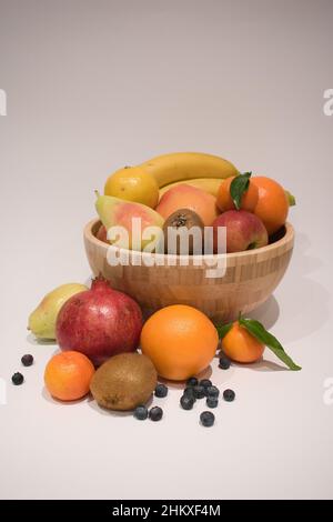 Frutta mista che trabocca di una ciotola Foto Stock