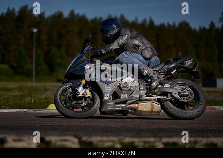 11-05-2021 riga, Lettonia motociclista a giri in bici da strada asfaltata vuota. moto sportivo. Gara MotoGP. Superbike. Moto da corsa. Moto Foto Stock