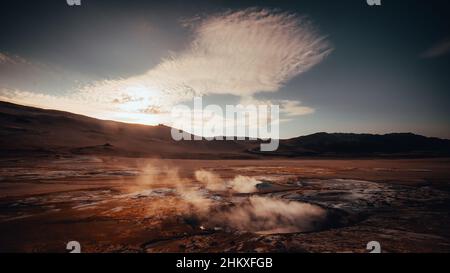 Sorgenti geotermiche di fango Hverir in Islanda vicino al lago Myvatn. Vista al suolo dei fumi di zolfo e dei laghi di fango che bolle. Foto Stock