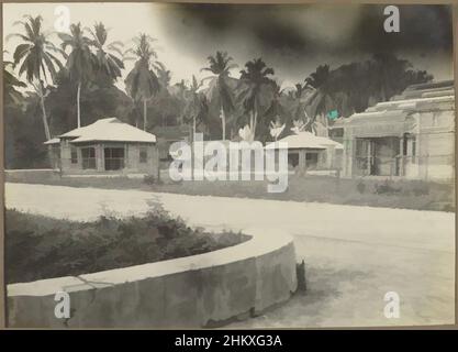 Arte ispirata alla costruzione di un complesso edilizio, Vista di un cantiere con un gruppo di edifici in costruzione, probabilmente a Medan. Foto nell'album fotografico della ditta olandese Bennink e Riphagen a Medan negli anni ca. 1914-1919., Medan, opere classiche modernizzate da Artotop con un tuffo di modernità. Forme, colore e valore, impatto visivo accattivante sulle emozioni artistiche attraverso la libertà delle opere d'arte in modo contemporaneo. Un messaggio senza tempo che persegue una nuova direzione selvaggiamente creativa. Artisti che si rivolgono al supporto digitale e creano l'NFT Artotop Foto Stock