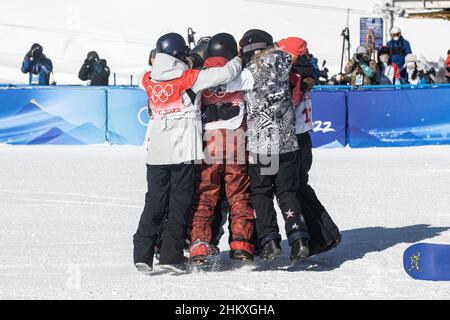 Zhangjiakou, la provincia cinese di Hebei. 6th Feb 2022. Gli atleti festeggiano dopo la finale femminile di snowboard slopestyle al Genting Snow Park di Zhangjiakou, nella provincia di Hebei della Cina settentrionale, il 6 febbraio 2022. Credit: WU Zhuang/Xinhua/Alamy Live News Foto Stock