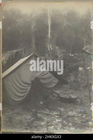 Arte ispirata al campo di misura con tenda per zanzare sul torrente Saramacca, una tenda con una zanzariera, nel campo di misura nella giungla sul fiume Kleine Saramacca (torrente Saramacca). Parte dell'album fotografico souvenir de Voyage (parte 1), sulla vita della famiglia Doijer in, opere classiche modernizzate da Artotop con un tuffo di modernità. Forme, colore e valore, impatto visivo accattivante sulle emozioni artistiche attraverso la libertà delle opere d'arte in modo contemporaneo. Un messaggio senza tempo che persegue una nuova direzione selvaggiamente creativa. Artisti che si rivolgono al supporto digitale e creano l'NFT Artotop Foto Stock