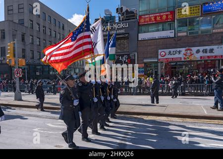 New York, Stati Uniti. 05th Feb 2022. Gli ufficiali di NYPD con bandiere partecipano alla sfilata di Capodanno cinese di Flushing dell'associazione di affari cinese di Flushing a Queens Borough di New York City. Credit: SOPA Images Limited/Alamy Live News Foto Stock