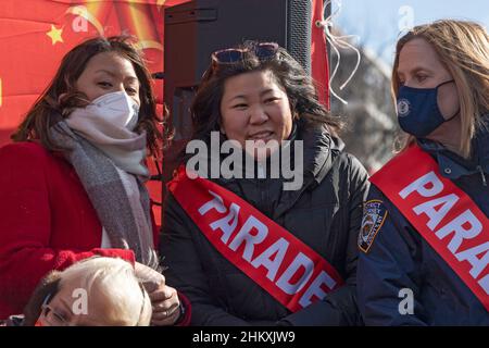 New York, Stati Uniti. 05th Feb 2022. Il Congresswoman Grace Meng (C) partecipa alla Flushing Chinese Business Association Flushing Chinese Lunar New Year Parade nel Queens Borough di New York City. (Foto di Ron Adar/SOPA Images/Sipa USA) Credit: Sipa USA/Alamy Live News Foto Stock