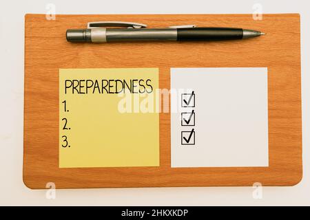 Firma che mostra la preparazione. Concetto che indica la qualità o lo stato di preparazione in caso di eventi imprevisti, più uffici di raccolta assortiti Foto Stock